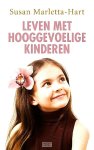 Marletta-Hart , Susan . [ isbn 9789025901714 ]  1417 - Leven met Hooggevoelige Kinderen . ( 1 op de 5 kinderen is hoogsensitief  Sinds het verschijnen van haar bestseller Leven met hooggevoeligheid krijgt Susan Marletta-Hart van lezers regelmatig devraag hoe ze het beste kunnen omgaan met -