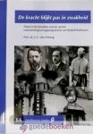 Hertog, Prof. dr. G.C. den - De kracht blijkt pas in zwakheid *nieuw* --- Dietrich Bonhoeffers reactie op de ontmythologiseringsprogramma van Roelof Bultmann. Serie Apeldoornse Studies, nummer 66