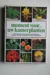 diversen - MOMENT VOOR....UW KAMERPLANTEN  samengesteld door specialisten op het gebied van bloemen- en plantenverzorging uit binnen- en buitewnland
