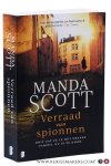 Scott, Manda. - Verraad van spionnen. Ooit zat ze in het Franse verzet. Nu is ze dood.