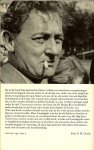 CARMIGGELT Simon(1913 - 1987) groeide op in zijn geboortestad Den Haag in 1932 bij Vooruit, de Haagse editie van het socialistische dagblad Het Volk .. Omslag Helmut Salden - TUSSEN TWEE STOELEN
