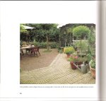 Huls Bert en kwam tot stand Waalsteenfabriek De Bylandt B.V. van het Gelders Eiland en Boral Doorwerth Straatsteen met Steenfabrieken Korevaar B.V. - Sfeervolle paden en terrassen .. Ideeen met straatbaksteen. met prachtige foto's van Luc Wauman