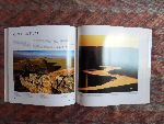Frost, Lee. - Lee Frost`s Personal Views. - The Art of Colour Landscape Photography. --- Gr. paperback. In praktisch nieuwstaat. Wel naamstempeltje (klein) op 1e titelblad. 144 pp. Met honderden kleurenfoto`s en talloze tips hoe zelf prima foto`s te maken.