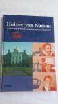 HOOGENDOORN, Hans en KURPERSHOEK, Ernest - Huizen van Nassau. Een gids langs kastelen en paleizen van een vorstengeslacht