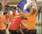 Dabekaussen, Wilfried / Izidoor, tekst  &  Hans van Velthoven , met heel veel foto`s. met voorwoord van Ludo van Halderen - Duurzaam Succes. Derde overwinning op rij van het Nuon solar Team.