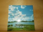 Berg, R. van den / Goedbloed, L. - Traag door oneindig laagland de mooiste gedichten over rivieren en dijken Berg, R. van den / Goedbloed, L. - Traag door oneindig laagland de mooiste gedichten over rivieren en dijken
