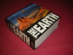 Alberto Bertolazzi (tekst) - The Earth - Cube Book