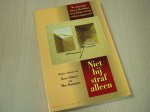 Schuyt, Kees / Kommer, Max - Niet bij straf alleen. De spanning tussen idealisme en realisme in het reclasseringswerk