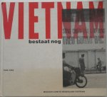 Claassen, Antoon.e.a. Fotograaf Vincent Mentzel - Vietman bestaat nog. Medisch Comite Nederland-Vietnam 1968-1988.