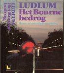 Ludlum, Robert .. Vertaling F.J. Bruning. Omslag P.A.H. van der Harst - Het Bournebedrog; roman van een sinistere misleiding (The Bourne identity)
