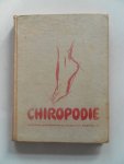 Kouwenhoven, A.A.J. e.a.; Illustrator : Luykenaar, J. - Chiropodie Leerboek der moderne voetverzorging deel 1