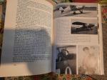 Hooftman, Hugo - Nederland vliegt! Een boek over onze luchtvaart - Met 175 Foto's.