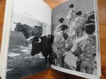 Acquaroni, José Luis - Bulls and Bullfighting - geïllustreerd met ca 100 tekeningen en zwart/wit foto's