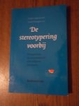 Droogers, A. ea. - De stereotypering voorbij. Evangelischen en oecumenischen over religieus pluralisme