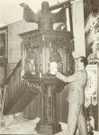 Plas, Michel van der en Jan Roes .. Omslagontwerp : Harm Meyer  Illustraties Johan van Eerd - De kerk gaat uit. Familiealbum van een halve eeuw katholiek leven in Nederland. van Kakschooltje tot Titus Brandsma