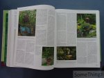 Brickel, Christopher (red.). - Encyclopedie van het tuinieren. Een allesomvattend naslagwerk over tuinieren, van de aanleg en het onderhoud van de tuin tot het kweken van bomen, heesters, planten, groenten en fruit.
