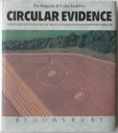 Delgado Pat & Andrews Colin, illustraties Shone Rob - Circular Evidence A detailed investigation of the flattened swirled crops phenomenon Met Ned. talige krantenknipsels