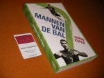 Kuper, Simon. - Mannen van de bal. Portretten van de Schelmen, Genieen, artiesten en krachtpatsers die het Wereldtoneel van het Voetbal domineren.