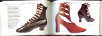 Linda O ' Keeffe ... met voetnoten [fascinerende feiten over schoenen en schoenontwerpers - Schoenen .... een eerbetoon aan pump,sandaal, muiltje en meer...Schoenen is een waar schouwspel, een eerbetoon aan vrouwelijk schoeisel, met meer dan 1000 foto's van  schoenen  in al hun pracht en praal
