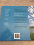 Berg, R. van den / Goedbloed, L. - Traag door oneindig laagland / de mooiste gedichten over rivieren & dijken