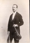 Ragghianti, Ippolito: - [Fotografie, Kniestück nach halblinks, mit Geige]