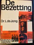 Jong, Dr L. de - De Bezetting - Tekst en beeldmateriaal van de uitzendingen van de Nederlandse Televisie-Stichting