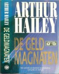 Hailey, Arthur . Vertaald uit het Engels door Joh van Wijk   Omslagontwerp Hesseling Design te Ede - De Geldmagnaten    Een wereld vol duistere manipulaties , corruptie en Wellust