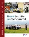 Steen, Martijn van der & Twist, Mark van - Tussen traditie en moderniteit - 100 jaar lokaal bestuur in beeld