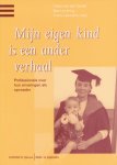 Zande, Ineke van der / Levering, Bas / Leenders, Frans (red.) - Mijn eigen kind is een ander verhaal. Professionals over hun ervaringen als opvoeder.