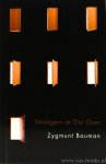 BAUMAN, Z. - Strangers at our door.