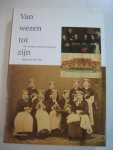 Vlis, I. van der - Van wezen tot zijn / vier eeuwen zorg voor jongeren