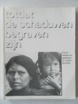 Harst, Paul van der e.a. - Totdat de schaduwen begraven zijn. Foto`s teksten en gedichten uit Latijns Amerika