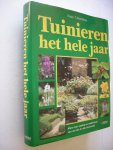 Noordhuis, Klaas T. - Tuinieren het hele jaar. Alles over aanleg en onderhoud van uw tuin in alle seizoenen