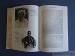 Meredith, Martin. - De schatten van Afrika. Vijfduizend jaar rijkdom, hebzucht en ambitie.