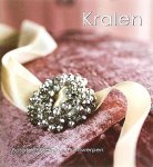Bower , Elizabeth . [ isbn 9789055137442 ]  2217 - Kralen . ( Basistechnieken en ontwerpen . ) Kralen genieten een enorme populariteit en daardoor willen steeds meer mensen zelf iets maken met kralen. In dit boek worden de basistechnieken uitgelegd.  Alle 23 ontwerpen van onder andere sieraden,  -