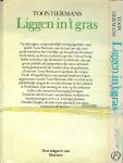 Hermans, Toon .. Het boek telt verscheidene verhalen en beschouwingen over o.a. Koningin Juliana , Charlie Chaplin ,de lach en de glimlach , het apeninstinct en de humor - Liggen in 't gras .. Op zijn eigen, oorspronkelijke en begrijpelijke wijze speelt Toon Hermans met de taal om zijn visie op de wereld en het wereldje, op het geloof, de natuur en de mens, op leven en dood te geven. Geloof, hoop, liefde en humor zijn