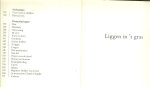 Hermans, Toon .. Het boek telt verscheidene verhalen en beschouwingen over o.a. Koningin Juliana , Charlie Chaplin ,de lach en de glimlach , het apeninstinct en de humor - Liggen in 't gras .. Op zijn eigen, oorspronkelijke en begrijpelijke wijze speelt Toon Hermans met de taal om zijn visie op de wereld en het wereldje, op het geloof, de natuur en de mens, op leven en dood te geven. Geloof, hoop, liefde en humor zijn