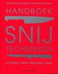 Wareing , Marcus . & Shaun Bill . & Charlie Trotter . & Lyn Hall . & Henk  Noy  . [ ISBN 9789059562639 ] 5021 - Handboek Snijtechnieken . ( Voorsnijden, hakken, kleinsnijden, fileren. ) Hoe ontbeen je een lamsbout? Hoe wordt een vis gefileerd? Wat is de beste manier om een ui te snijden? 'Handboek snijtechnieken' laat u stap-voor-stap zien hoe u de perfectie -