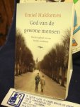 Hakkenes, Emiel - God van de gewone mensen / hoe het geloof uit een familie verdween