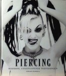Randall , Housk . [ isbn 9789062489817 ]  1317 - Piercing . Moderne ,  Uiteenlopende  Toepassingen . ( De fotos laten zien dat de dragers { Met hun persoonlijke verhalen } van piercings net zo divers zijn als de verschillende toepassingen van deze lichaamskunst . )