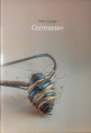 Lange , Marc . [ isbn  9789081985802 ] - Contrasten . ( De ambachtsman die vol passie aan zijn sieraden werkt, de kunstenaar die altijd op zoek is naar contrasten, de perfectionist die niets aan het toeval overlaat. Marc Lange ‘Contrasten’ toont de vele gezichten van sieradenontwerper, -