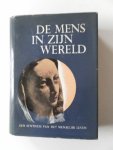 div auteurs Illustrator : div fotografen - De mens in zijn wereld. Een synthese van het menselijk leven .Met 97 pagina's plaatwerk