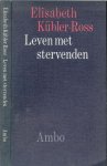 Kübler-Ross Elisabeth over wat er te doen valt bij plotselinge sterfgevallen,ten gevolge van een ongeluk ,een hartaanval e.d. - Leven met stervenden  ....  waarin  zij vertelt hoe wij  kinderen met de dood vertrouwd kunnen maken,met hun eigen dood ,maar ook met ouders en verwanten