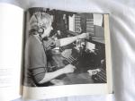 Algera, J. (inleiding) PTT Hoofdbestuur, Cas Oorthuys, e.a. (foto's) - Jubileumboek 60 jaar PTT 1893 - 1953 - 60 Jaar Hoofdbestuur PTT 1893-1953