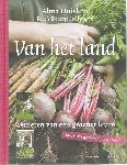 Huisken , Alma  .  & De prachtige foto's zijn van Doortje Stellwagen. [ isbn 9789059562394 ] - Van het land . ( Genieten van een groener leven . ) Met 80 recepten van het seizoen ! Van het land is een aanstekelijk relaas over het leven van het land. Auteur Alma Huisken gaat in haar gang naar zelfvoorziening voort op de ecologische teelt van -