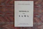 Baralba, Fernando. [ Name of "war" of Fernando Baptista Barata de Almeida ]. {Met gesigneerde opdracht door de auteur}. - Sombras na Lama. - Poesia.