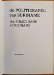 Blokland, Sara (fotografie) en Arfa Jonker. GESIGNEERD DOOR ARFA JONKER - De politiekapel van Suriname. The Police Band of Suriname