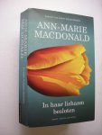 MacDonald, Ann-Marie - In haar lichaam besloten (Adult Onset)