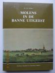 Kölker, A.J. - Molens in de Banne Uitgeest. Na een algemene inleiding over de molens van Uitgeest, wordt verder per molen aangegeven wat er zoal in de diverse archiefbronnen  te vinden is.