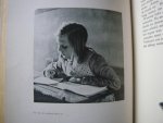 Timmermans, Alph. - Schoolgeheimen ,inhoud.: schoolmeesters en kinderen in vroege dagen, kinderen tekenen, het kind vertelt, schrijft en speelt, de ouders schrijven, verlangen en vrees, moeder en kind, het bloedeigen jongetje, het duel en nu tot besluit
